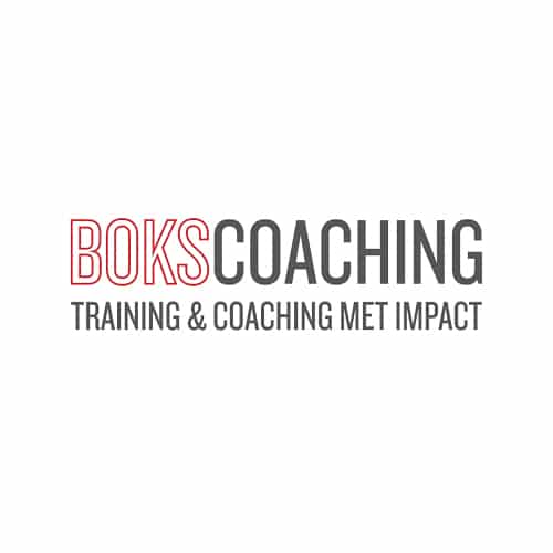 Logo van Bokscoaching met rode en grijze tekst en slogan training en coaching met impact