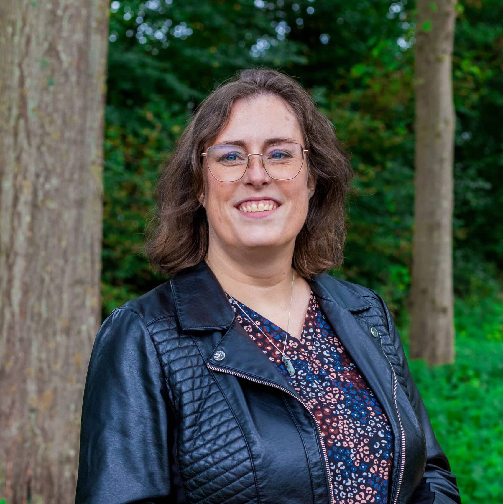 Anne van A. projectmanager en contentspecialist van Positie1 lachend in een groene buitenomgeving