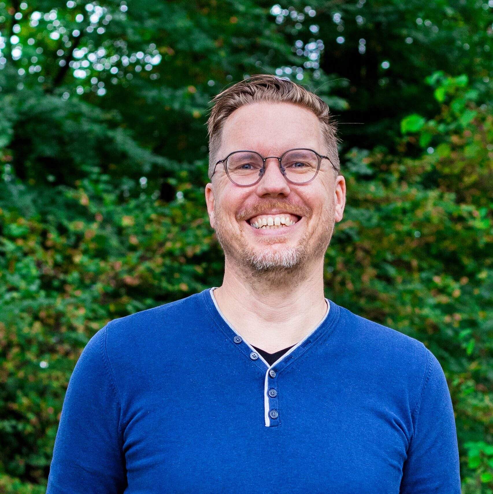 Cees-Jan webdeveloper van Positie1 lachend in een groene buitenomgeving
