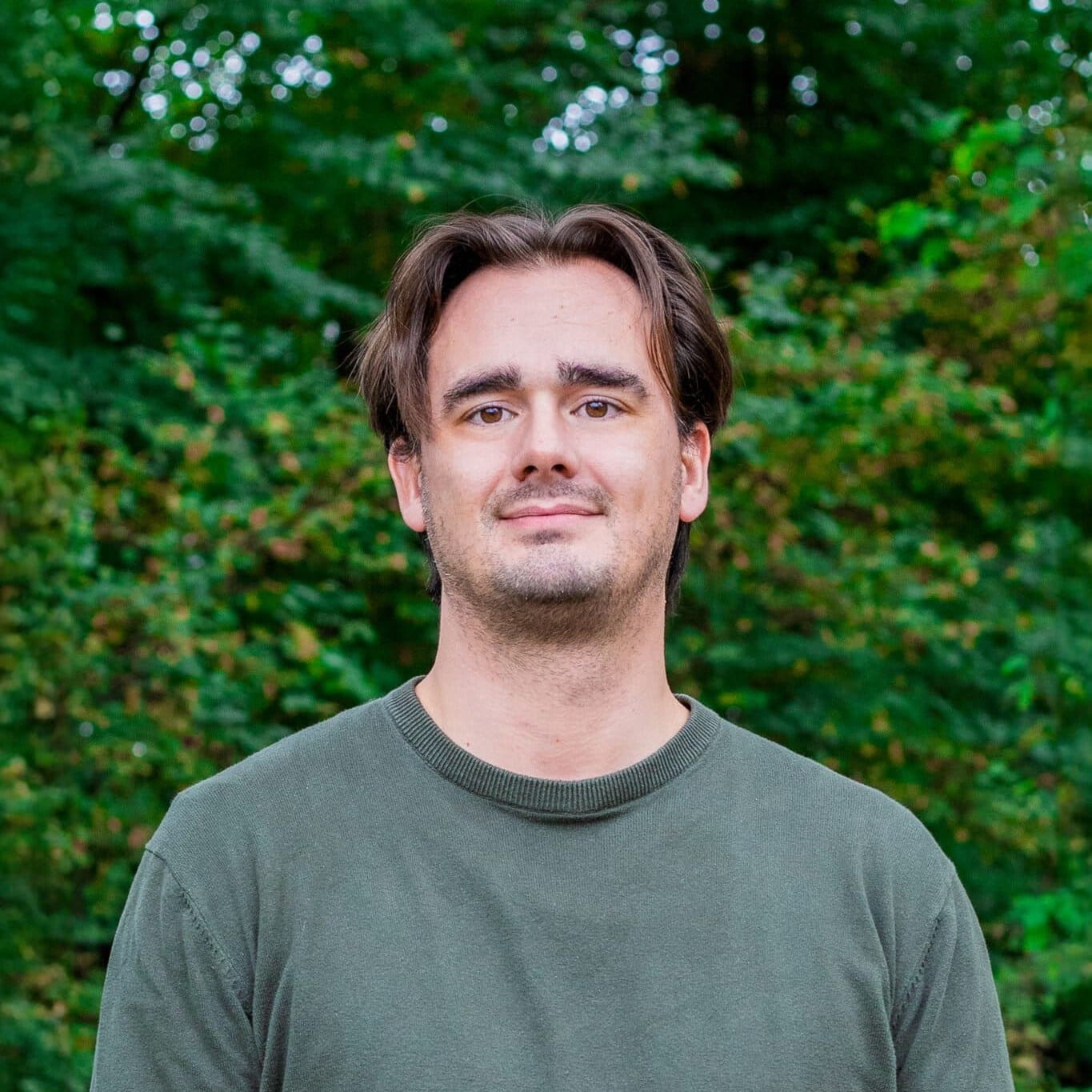 Myron online marketeer bij Positie1 portret in groene buitenomgeving