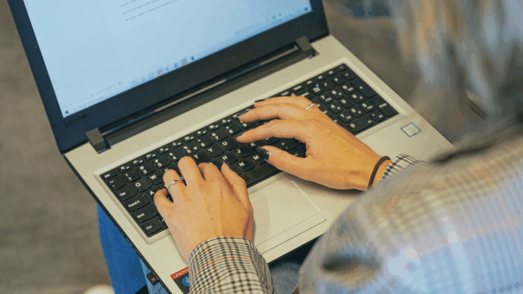 Chantal, contentspecialist bij Positie1, typt op haar laptop en werkt aan content