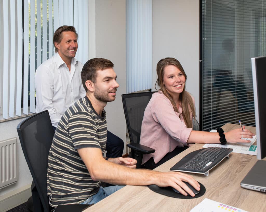 Team werkt samen aan online marketing achter computers op kantoor