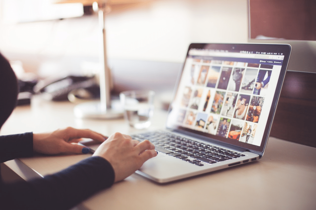 Laptop met beeldbank op scherm voor het optimaliseren van afbeeldingen voor SEO