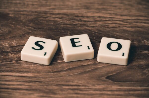 Scrabble letters ter illustratie van SEO