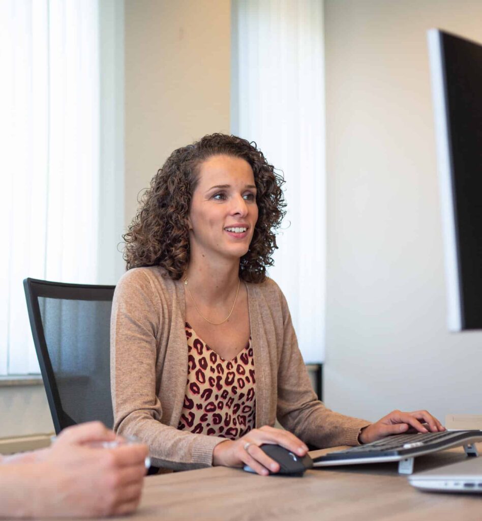 Twee collega’s werken samen achter een computer aan SEO