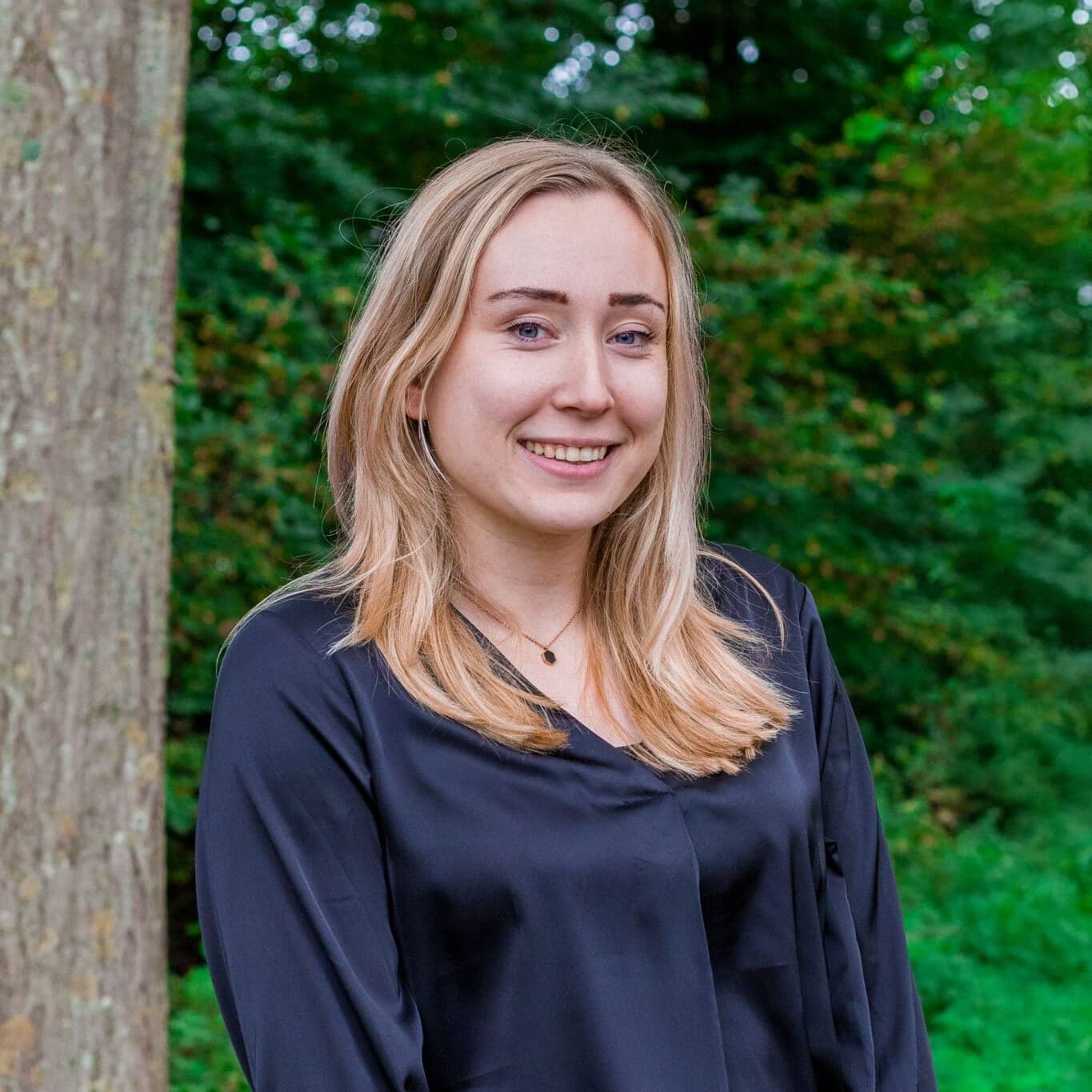 Sophie online marketeer bij Positie1 lachend portret in groene buitenomgeving