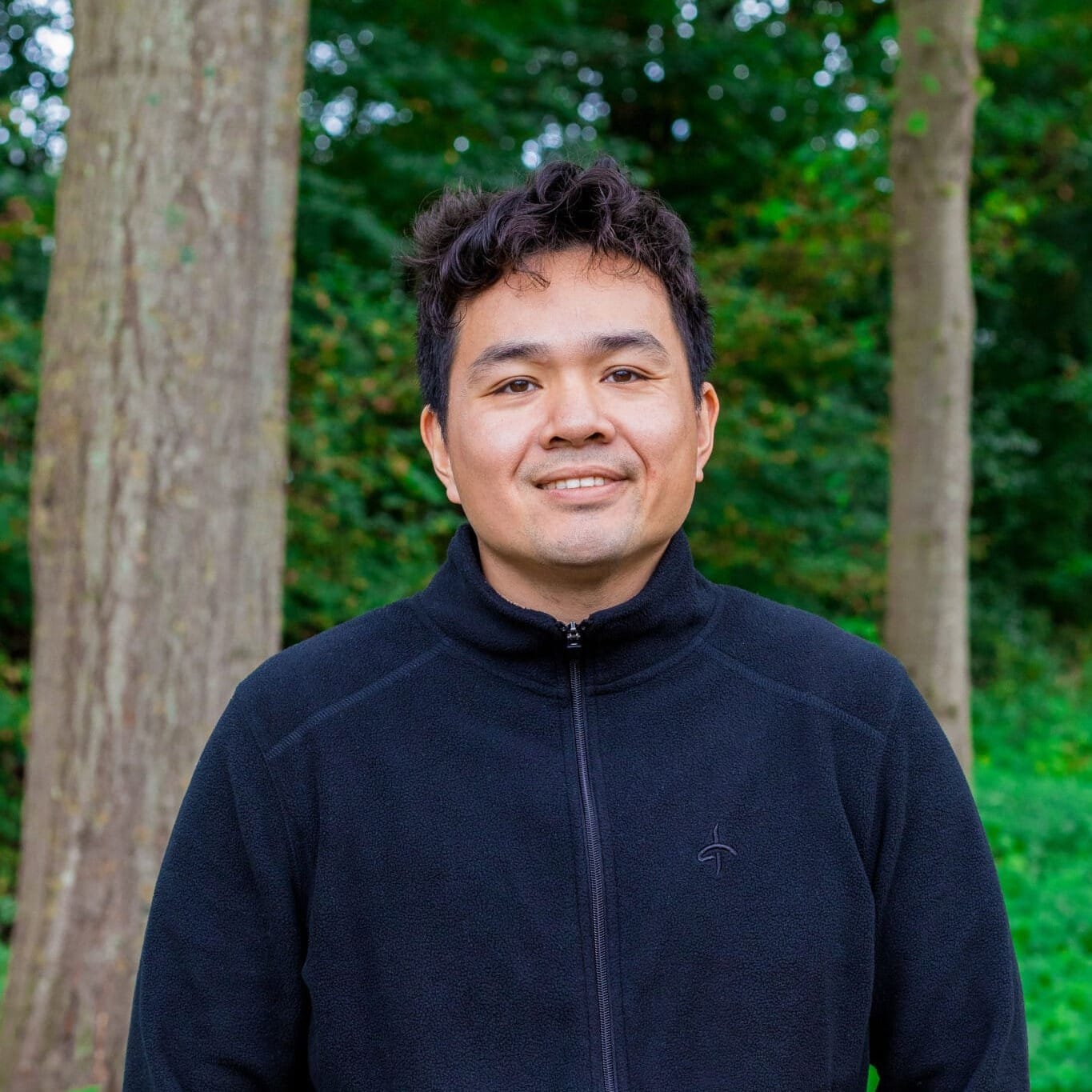 Vuong online marketeer bij Positie1 staand buiten in groene omgeving